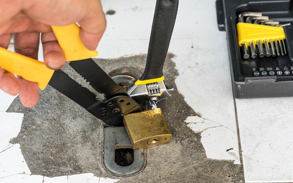 changer serrure porte garage Paris 7